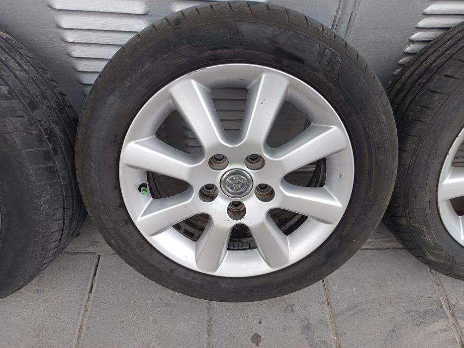 16 5x114.3 Toyota с летни гуми 205 55  и гайки