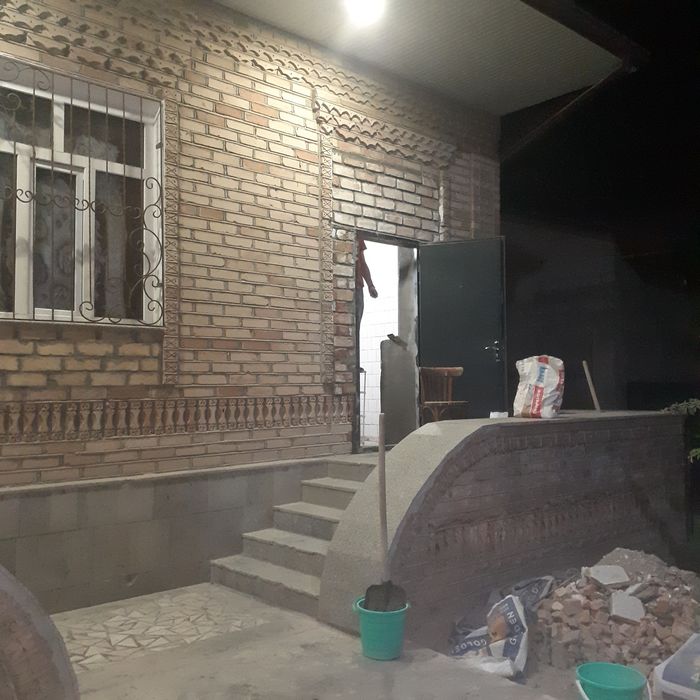 Kvartira sifat pishgan g'ishtli sokol podvali bilan kotej Uy 1 xona so