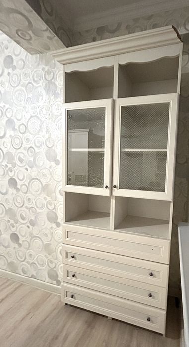 Шкаф и стол для спальни