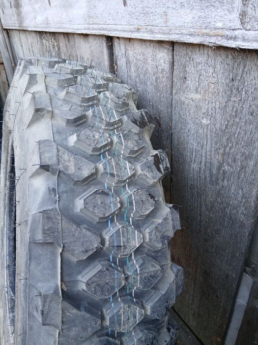 Vând două anvelope