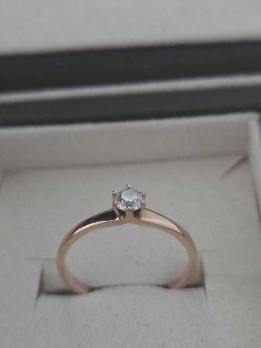 Inel de logodna din aur roz cu diamant solitaire de 0.24ct