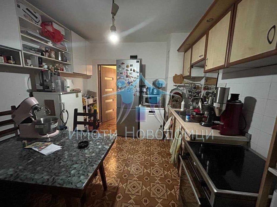 Продава се Тристаен апартамент в Шумен, Пазара - 90 кв.м за 1530 €/кв.м - Снимка #1