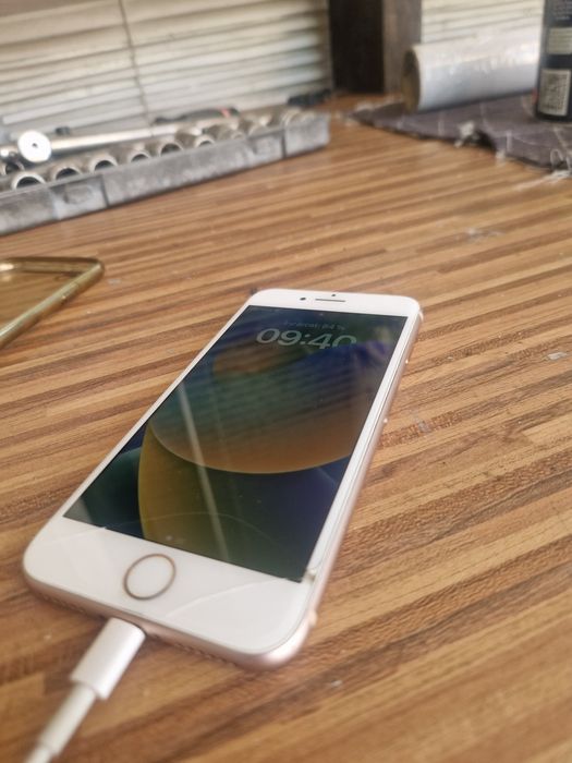 Iphone S..8 prt 350 lei  in stare. Un  este resetat  in toate retele  nu trimit  in tara dar pesonal