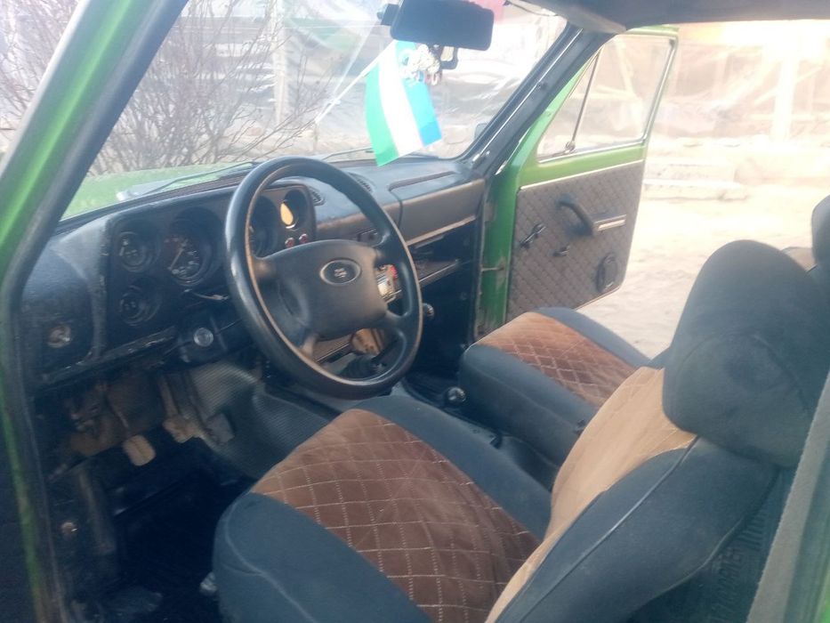 Niva 4x4 avtomobili sotiladi