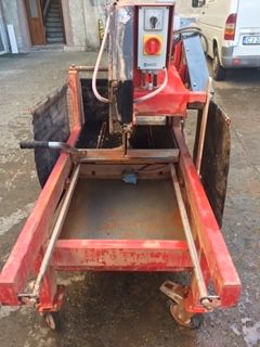 Inchiriez masina de debitat caramida