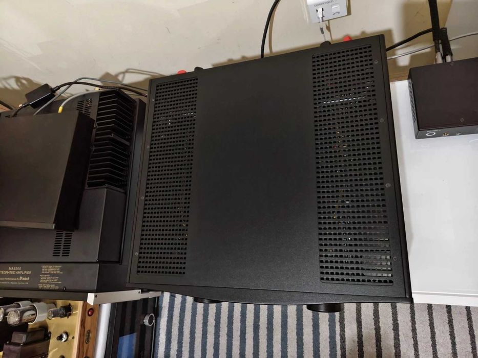 Интегриран усилвател Hegel H600 в ментова кутия