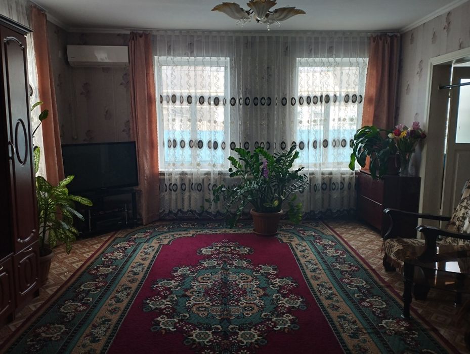 Продается большой дом с мебелью .