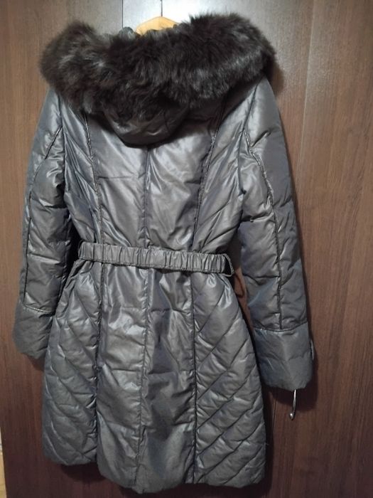 Зимна дълга шуба с естествен пух на качулка който се маха с копчета