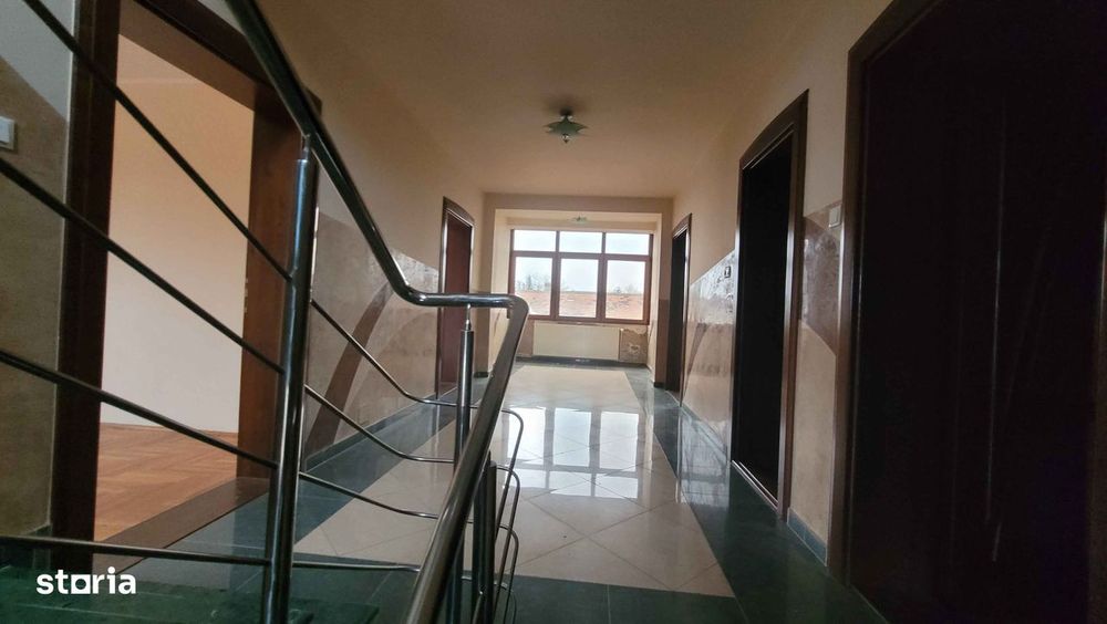 Imobil cu 3case:C1-3 nivele;C2-2nivele;C4-1 nivel;C3;C5;Piscina;Foisor