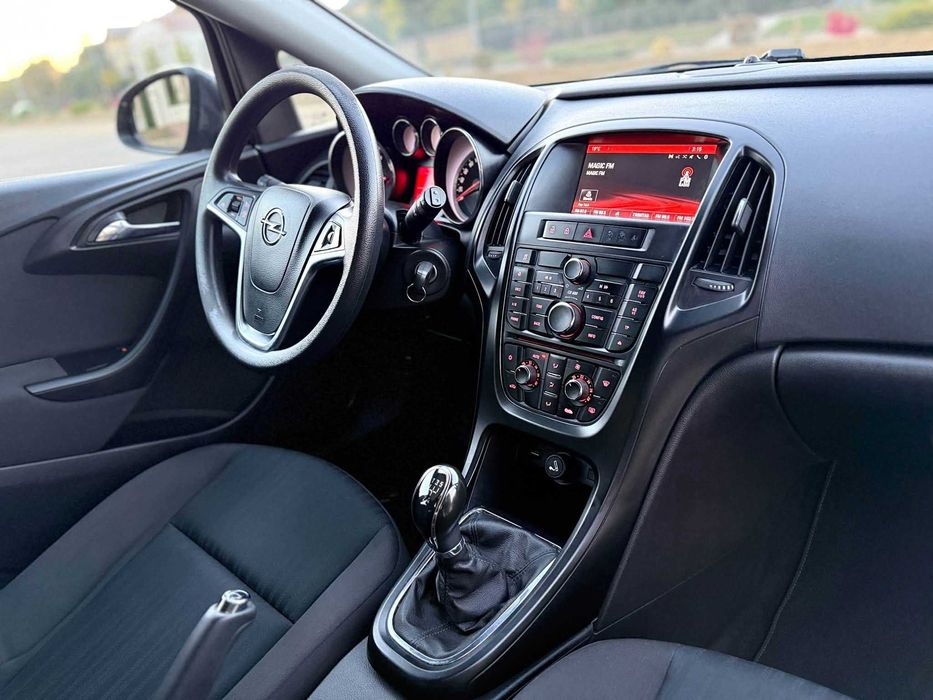 Opel Astra J Hatchback 1.6 Benzina 120 Cp Euro6 Cutie Manuala 146000KM