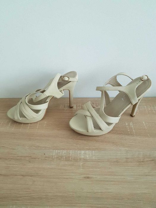 Sandale crem cu toc - marimea 37