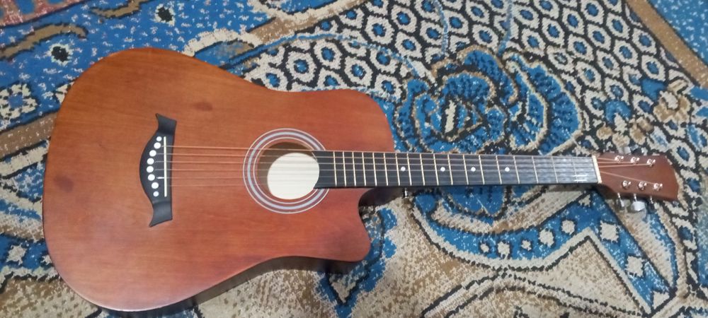 Gitara  sotiladi 700ming