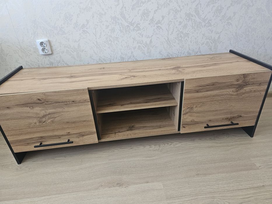 Продавам тв шкаф