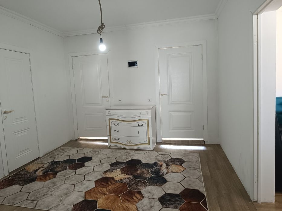 Үй сатылады. Дом продается.