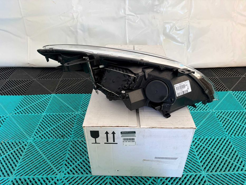 Far stanga nou original Renault Megane 3 2010-2014