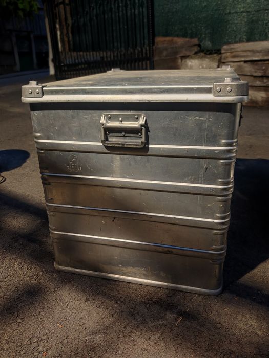 Продавам уникален алуминиев куфар