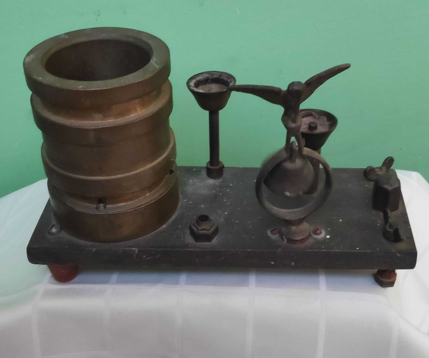 Дървени подноси,медни кръстове,свещници,часовник