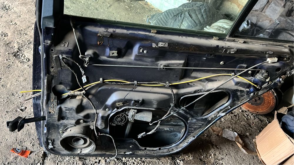 Продам дверь задний правый мерседес w210