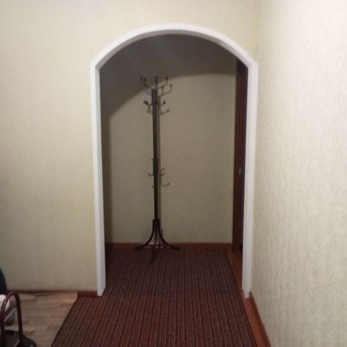 Яшаш, офис, магазин ва турли хизмат курсатиш учун уй сотилади.