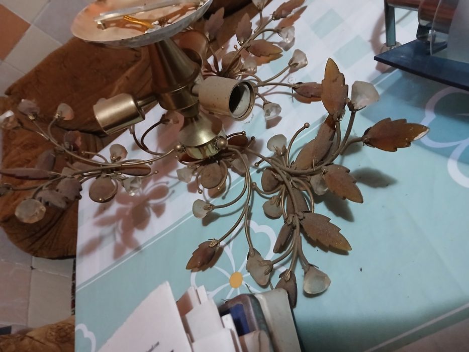 Продам люстры и светильник