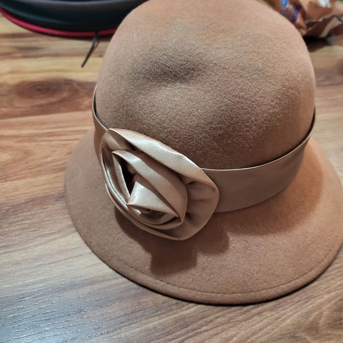 Дамски и мъжки официални шапки