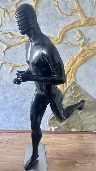 Манекен чёрный аватар бегущий