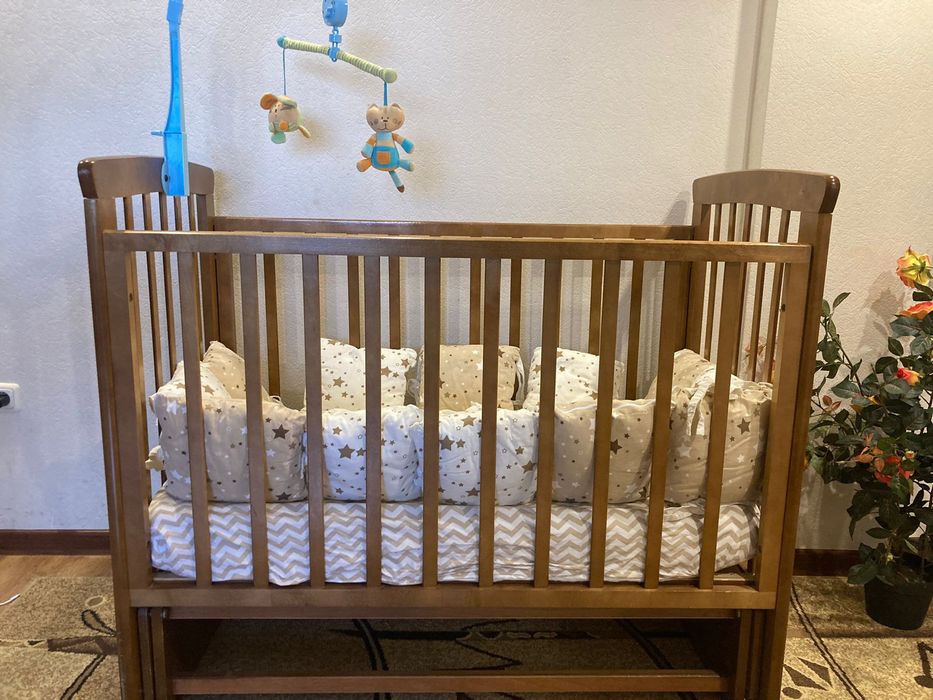 Манеж-кроватка с матрасом и с бортиками.