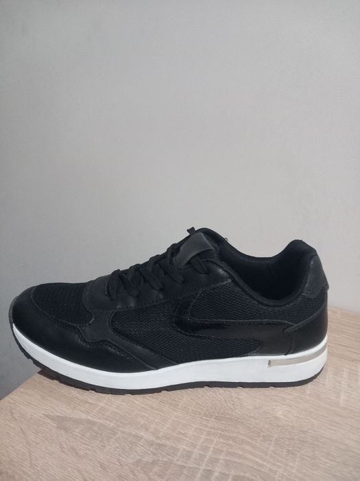 Нови спортни обувки