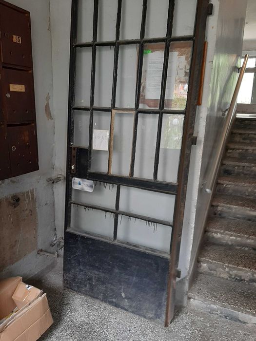 две врати в комплект с цялостна винкелова конструкция .