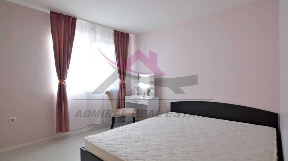 Тристаен -обзаведен -Лятно кино