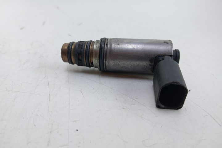 Supapa regulatoare compresor   V15-77-1014 Volkswagen VW Passat B6