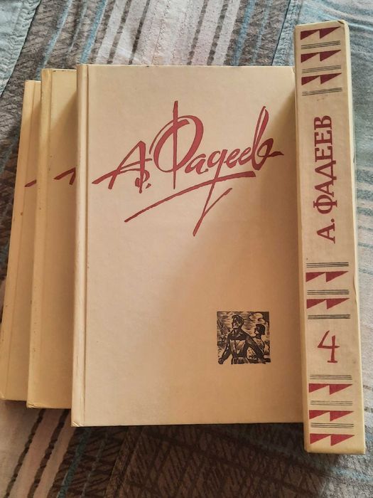 Книги: Маяковский, Страницы подвигов, Фадеев, Гайдар