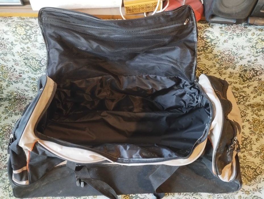 Продавам много голям сак на колелца