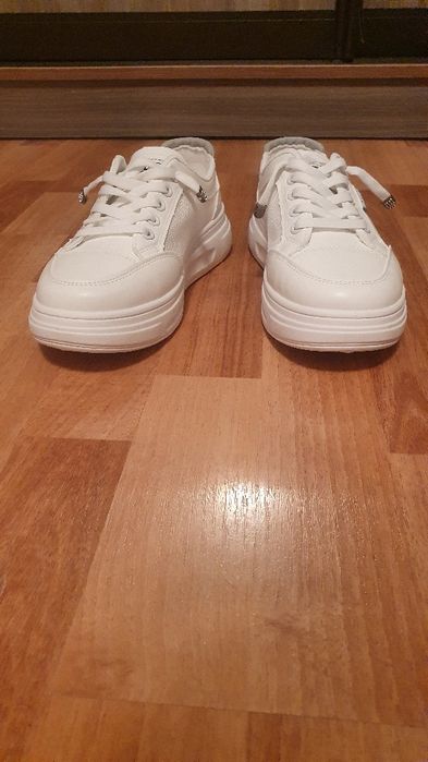 Летние кроссовки новые