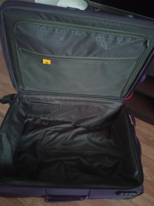 Чемодан фиолетового цвета