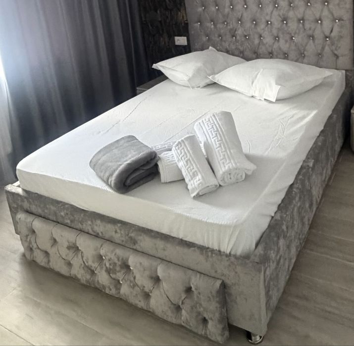 Inchiriez apartament in regim hotelier  2  camere+living mare  Rm sarat  zona centrala parter