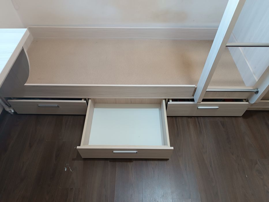 Bolalar xonasi uchun 2 qavatli kravat