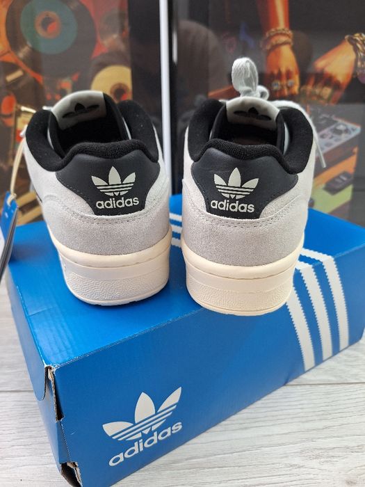 Adidasi Adidas Rivalry Low 

Material: piele întoarsă
Măsura: 42(27,5c