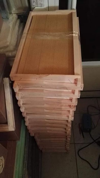Пчелни рамки с залепени основи
