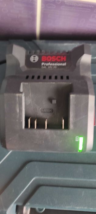 Vând încărcător Bosch 18 V