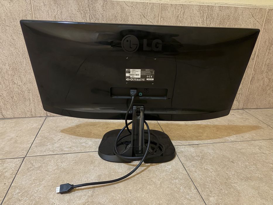 Монитор LG с HDMI кабел