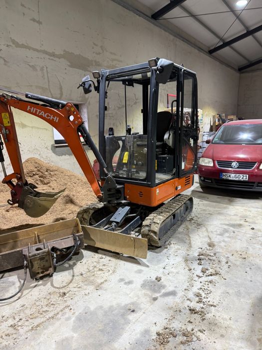 Mini excavator HITACHI cu cabină,remorcă și 2 cupe șenile reglabile