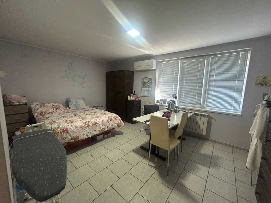 Двуетажна къща с гараж и двор, гр. Попово