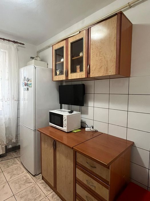 Inchiriez apartament 2 camere onesti 1.100 lei