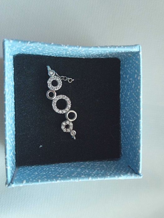 Сребърна гривна с цирконий