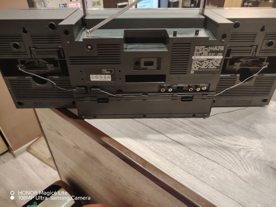 Радиокасетофон sharp GF 780 перфектно състояние обслужен като нов работи перфектно както на радио така и на касета и отвън жени източник
