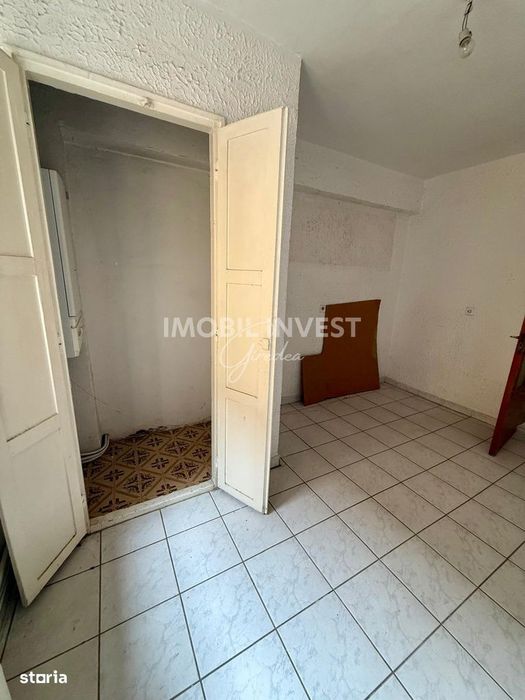 Apartament cu 3 camere, decomandat, Cetate, pret 79.000