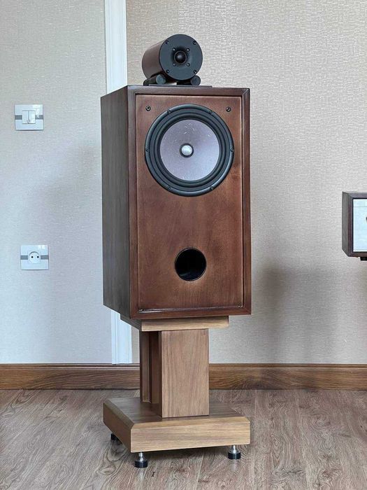 Продается акустика на широкополосных динамиках.