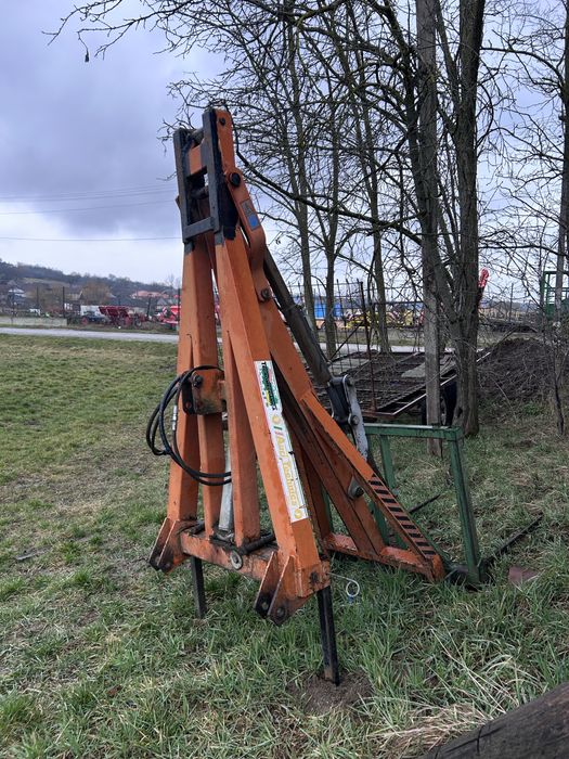Vând încărcător tractor