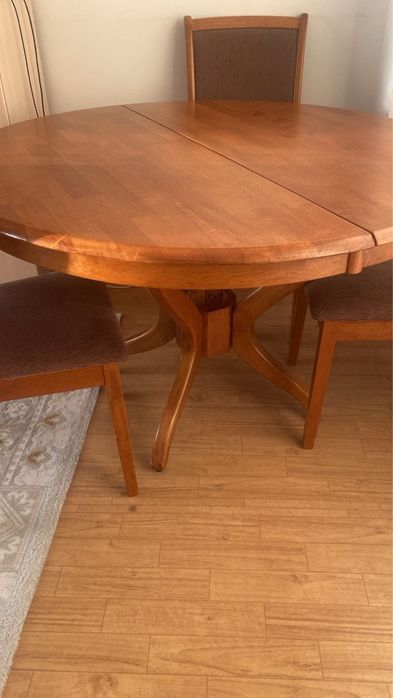 стол из дерево со стульями